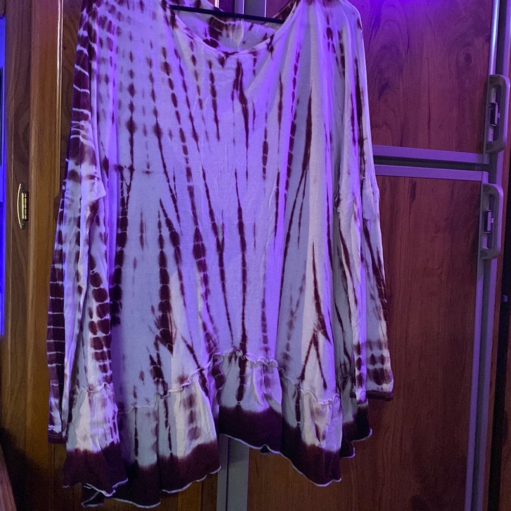 Long sleeve tie dye shirt. Maroon and white